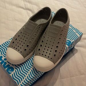 NEW Native Waterproof Shoes Unisex Size M 5/W 7